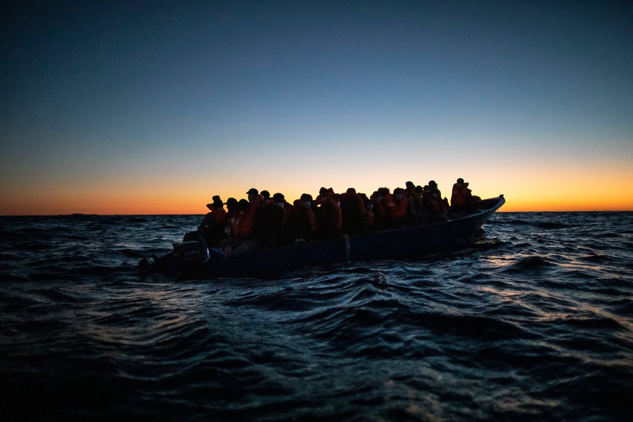Tientallen vluchtelingen zijn dinsdag verdronken voor de kust van Tunesië.