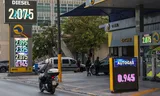 Een automobilist rijdt langs een tankstation in Athene, Griekenland.