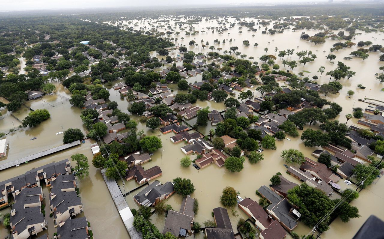 Water stroomt woonwijk in Houston. Houston werd in augustus 2017 getroffen door Orkaan Harvey. Foto AP / David J. Phillip