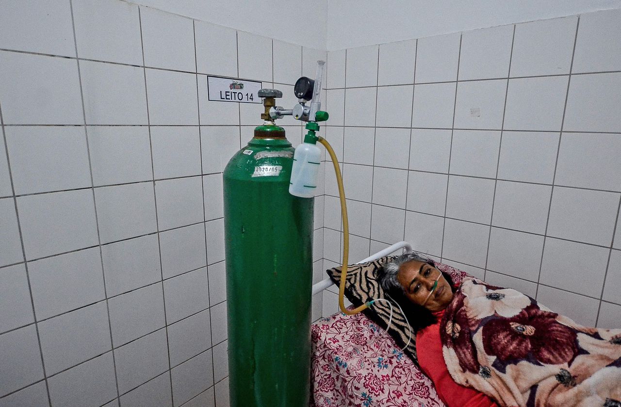 Een patiënt met Covid-19 krijgt zuurstof toegediend in een afgelegen noodziekenhuis in Brazilië. Het land kampt met tekorten aan medicinale zuurstof.