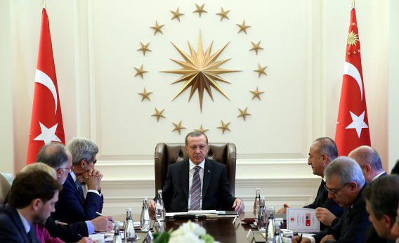 Erdogan tijdens een overleg in Ankara over Islamitische Staat met John Kerry (L).