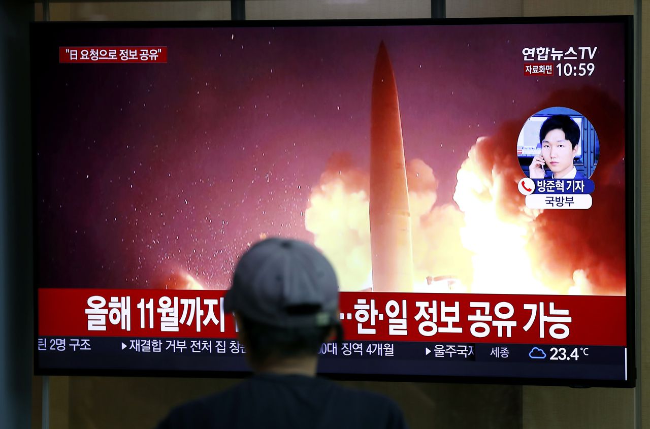Een man kijkt in Seoul naar een nieuwsuitzending over de nieuwe raketproef.