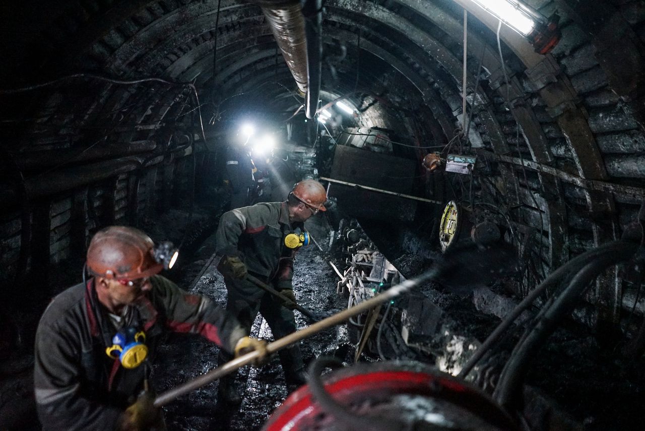 Mannen aan het werk in een kolenmijn. Russische grondstoffen kunnen schaarser worden in deze crisis.