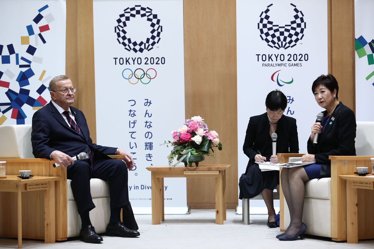IOC-vicevoorzitter Coates (l) en gouverneur van Tokio Koike (r) zijn het oneens over de locatie van de olympische marathon.