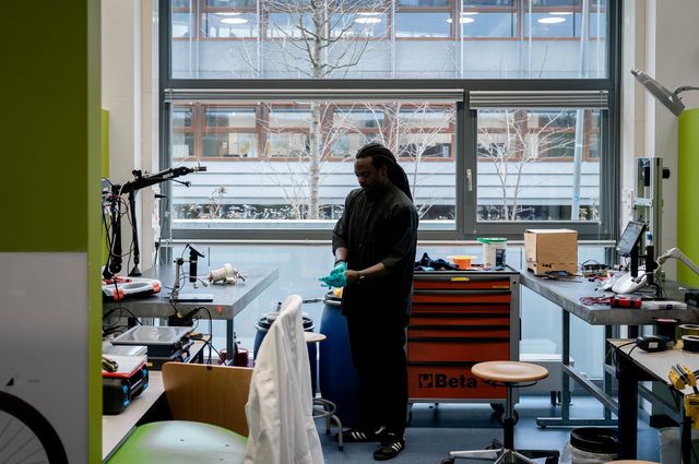 Karlheinz Samenjo in zijn lab aan de TU Delft.