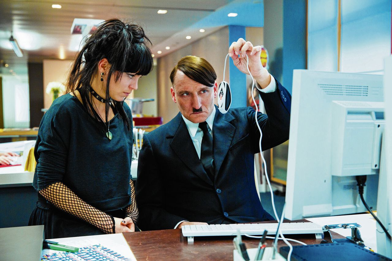 Herr Hitler (Oliver Mansucci) leert 'das Internetz'kennen.
