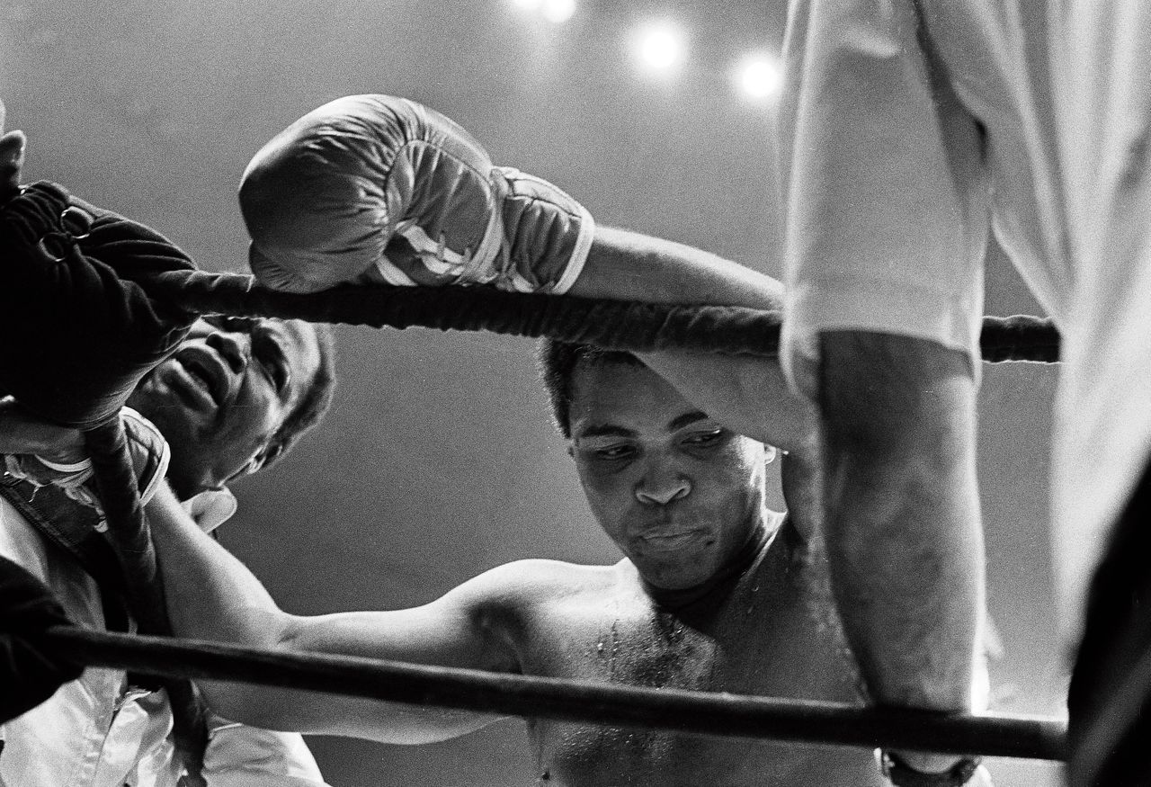 Muhammad Ali na zijn gevecht tegen Earnie Shavers in 1977 (boven), en (onder) tijdens zijn gevecht tegen Sonny Liston in 1965.