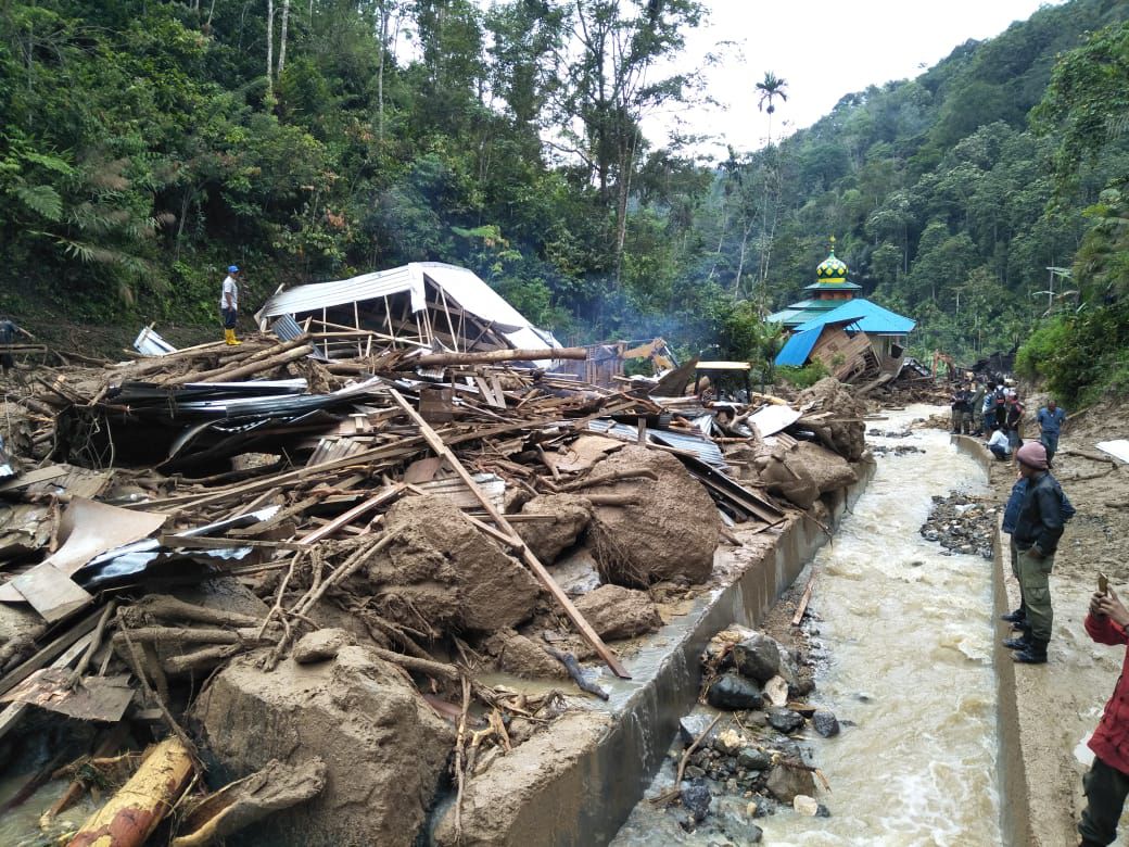 Doden door overstromingen en aardverschuivingen op Sumatra 