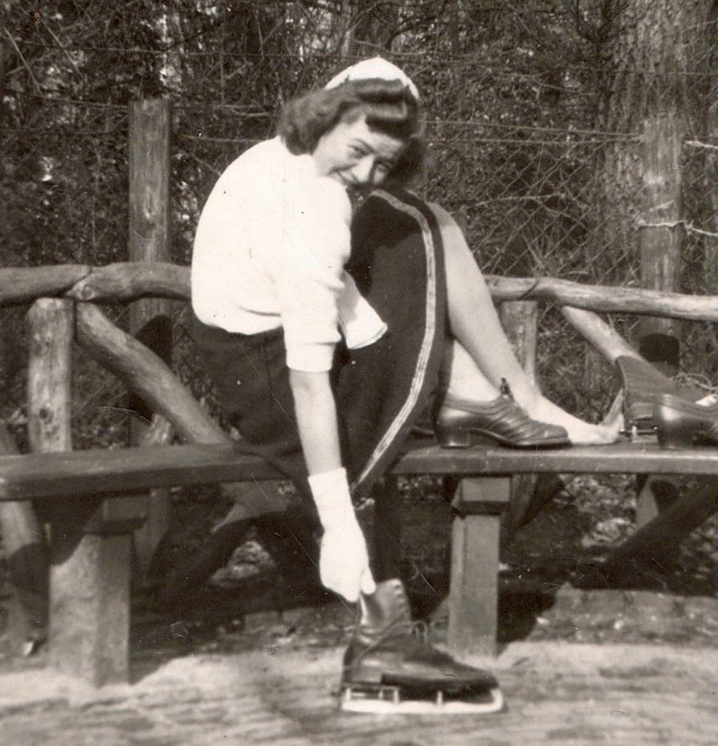 Leyenaar maakt zich klaar om te gaan schaatsen, rond 1939.