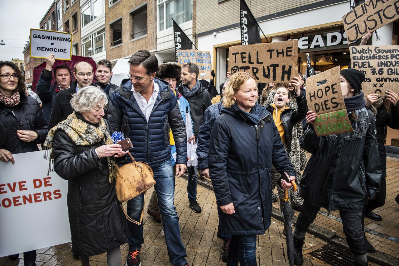 Demonstranten tegen het aardgasbeleid omringen Mark Rutte tijdens de campagne voor de VVD in Groningen.
