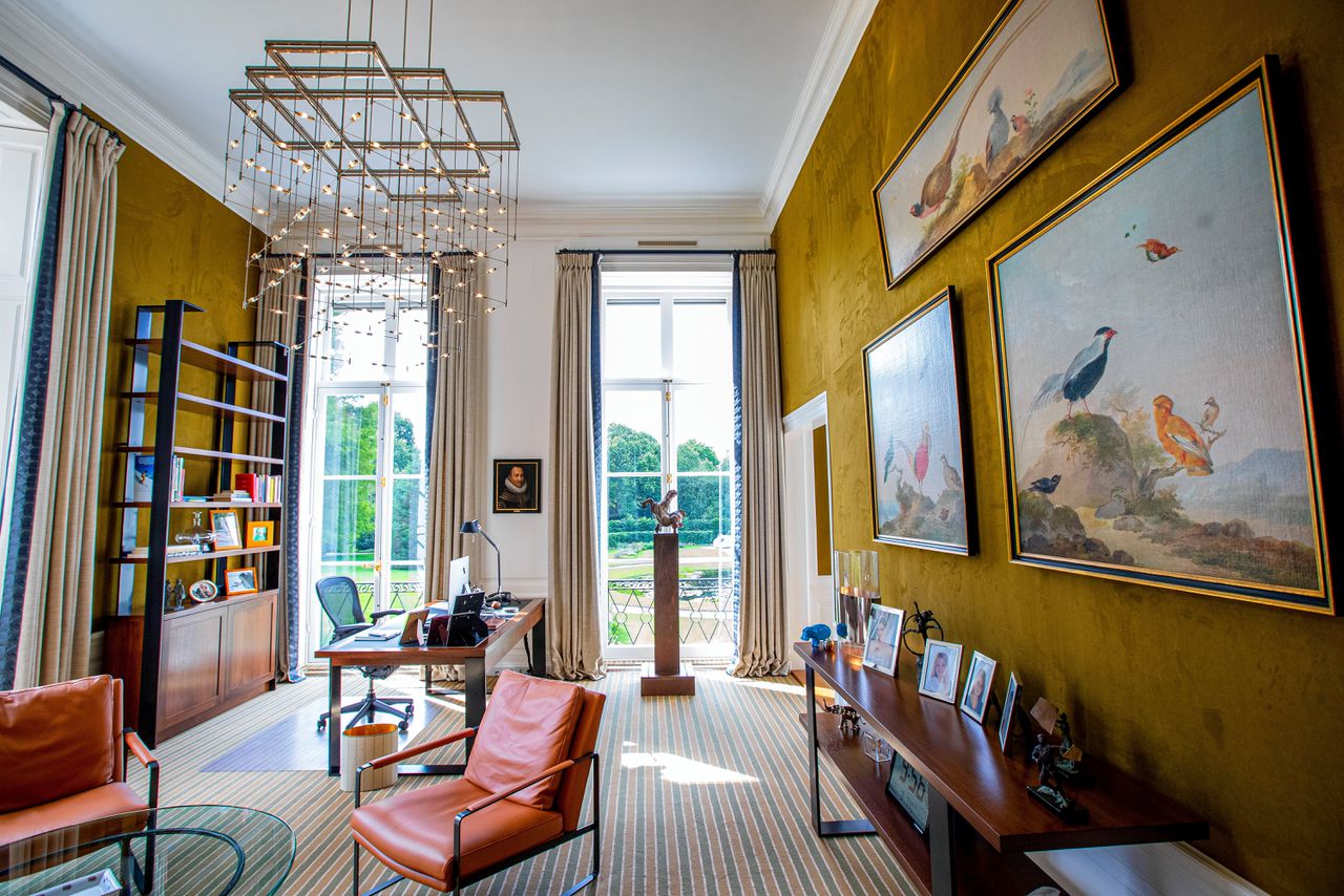 De werkkamer van koning Willem-Alexander in het Paleis Huis ten Bosch. De woning van de koning en zijn gezin is de afgelopen jaren opgeknapt.