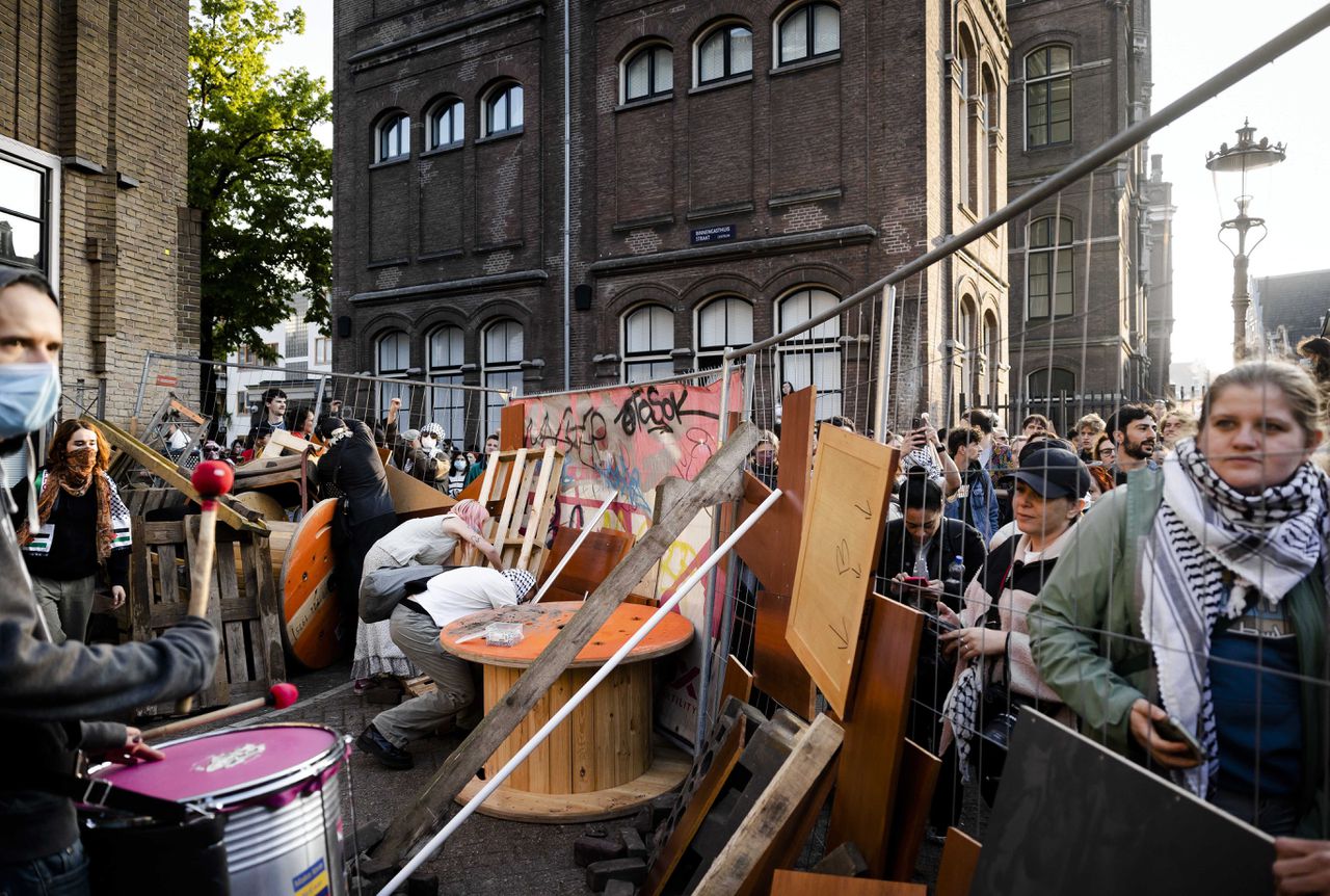 Een demonstratie, bezetting en barricades in Amsterdam en Utrecht: studentenprotesten vanwege de Gaza-oorlog breiden uit 