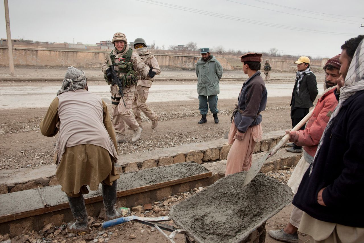 Nederlandse militairen met een Afghaanse tolk op pad in Kunduz in 2011.