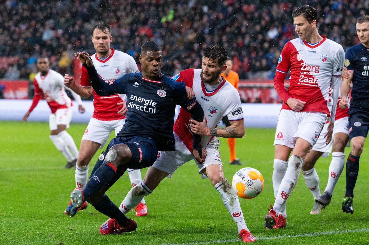Denzel Dumfries van PSV in duel met Nicolas Gavory van FC Utrecht.