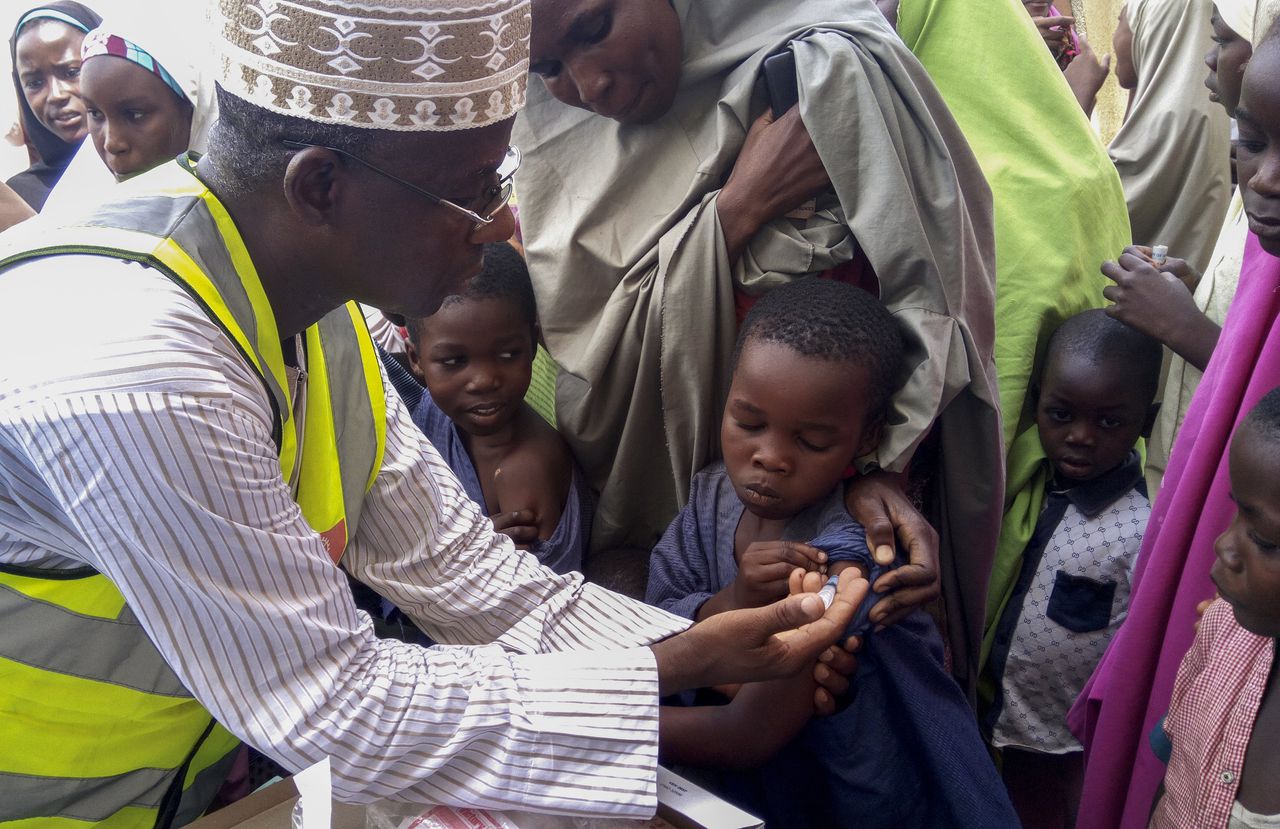 Een dokter ent een kind in tegen meningitis in Nigeria.