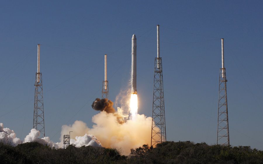 De Falcon 9 raket met de Dragon capsule van SpaceX wordt gelanceerd in Cape Canaveral, Florida (