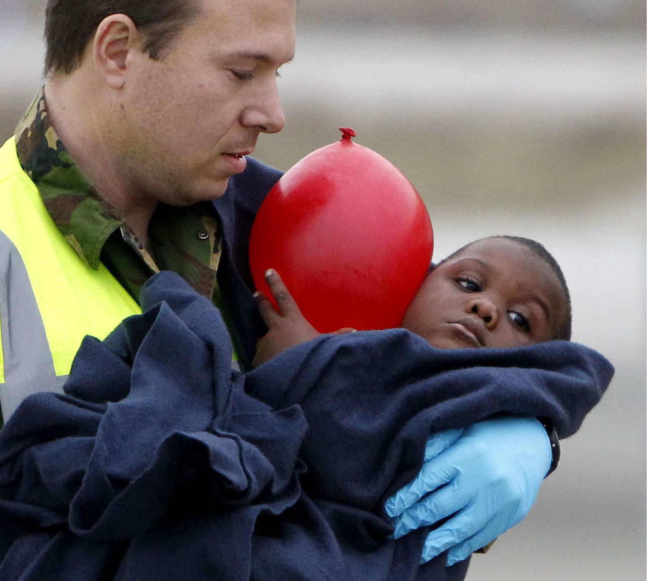 Archieffoto uit 2010 van een adoptiekindje uit Haiti. Na de aardbeving werden er meer dan honderd weeskinderen naar Nederland gehaald.