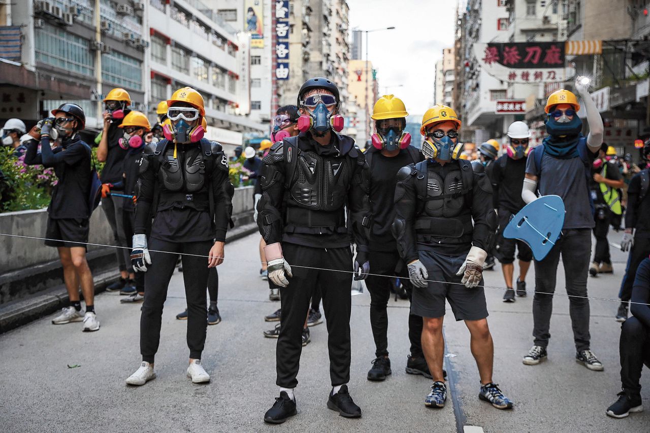 Actievoerders met maskers tijdens een demonstratie in Hongkong deze maand.