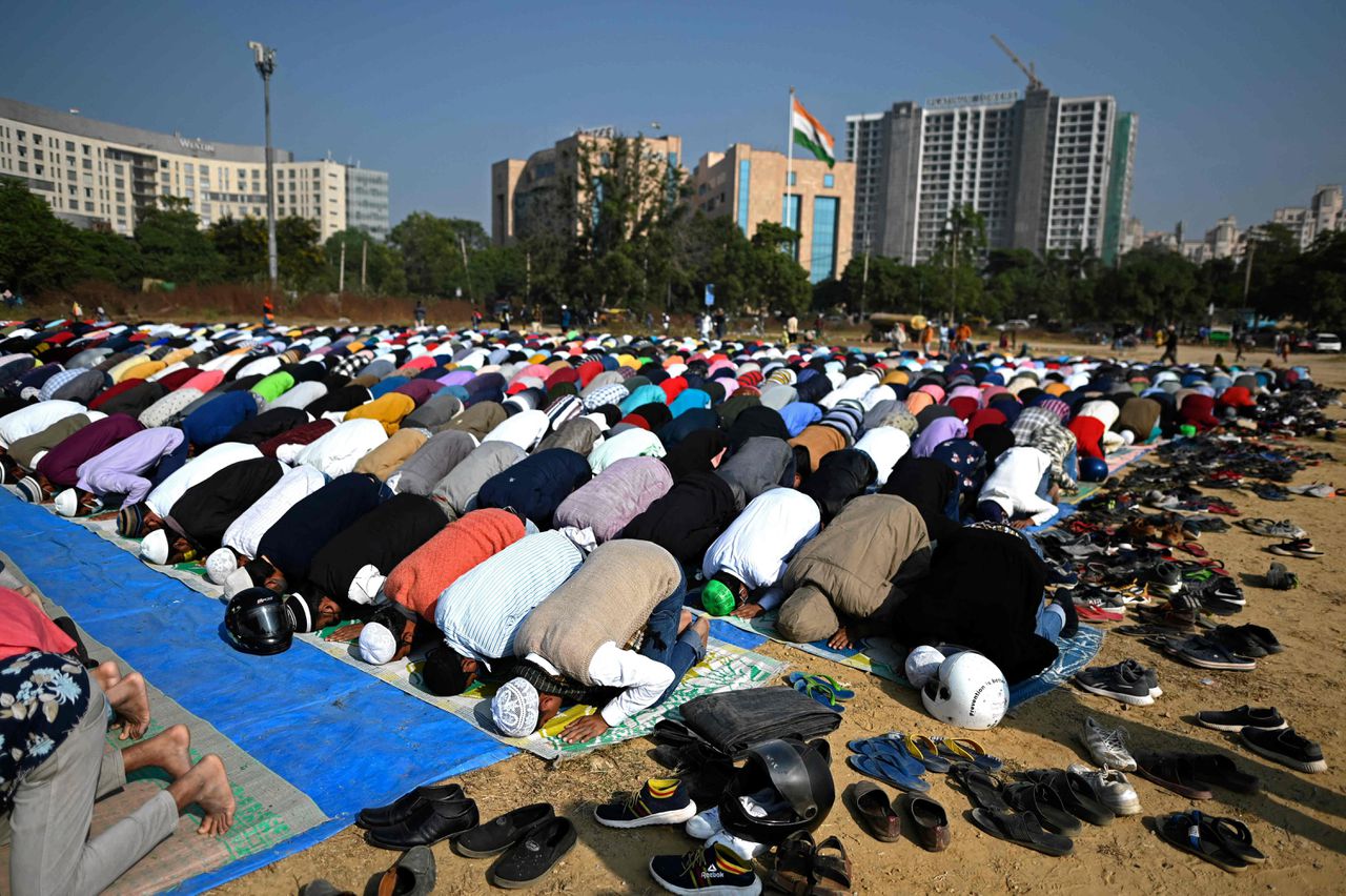 Moslims in Gurgaon, een voorstad van de Indiase hoofdstad Delhi, bidden in de buitenlucht. Andere lokale islamitische openluchtgebedsplaatsen werden recent door de autoriteiten gesloten na klachten van hindoe-groepen.