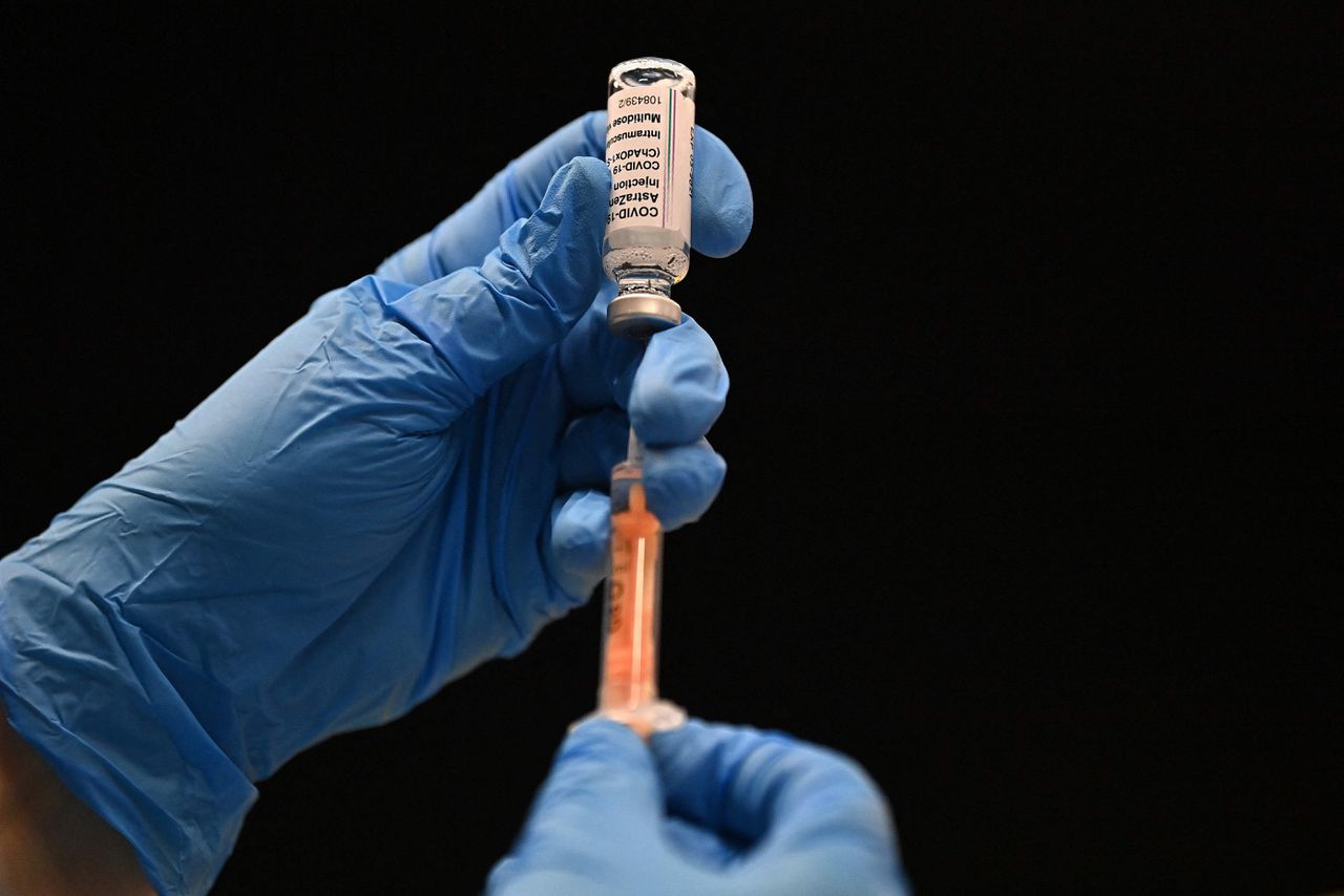 Gezondheidsmedewerker bereidt een AstraZeneca-vaccin voor in Brighton.