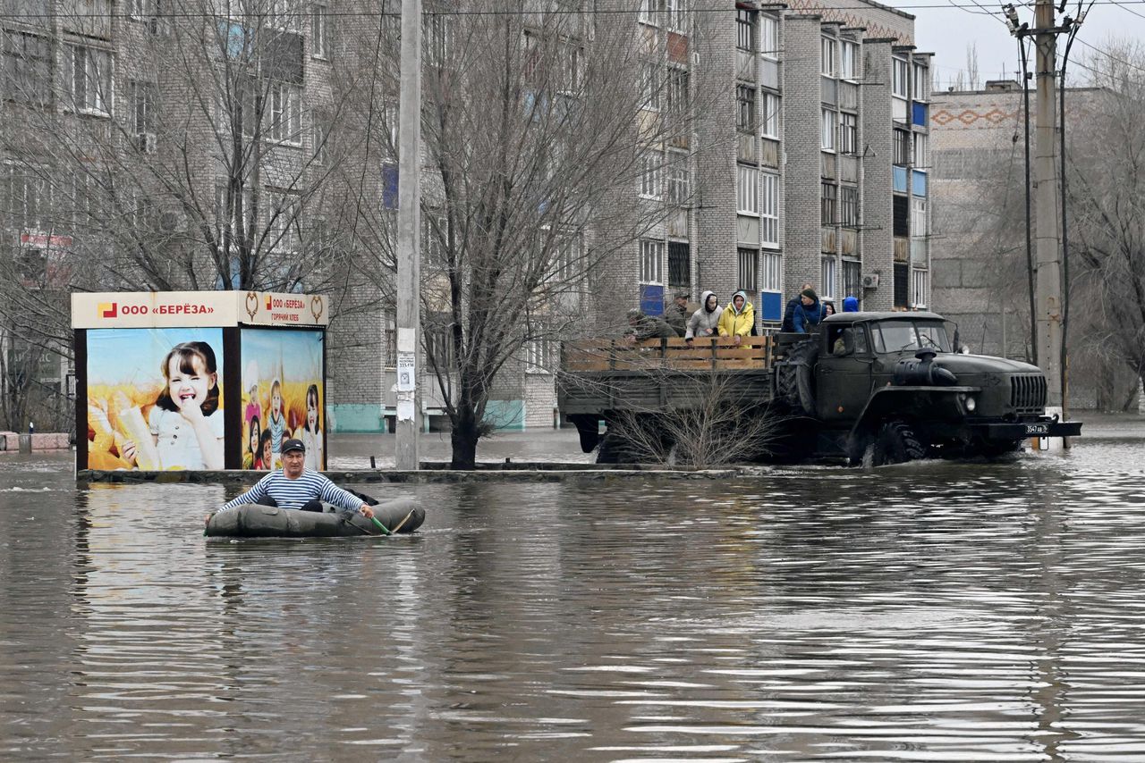 Dubbele damdoorbraak in Rusland, meer dan tienduizend woningen onder water 