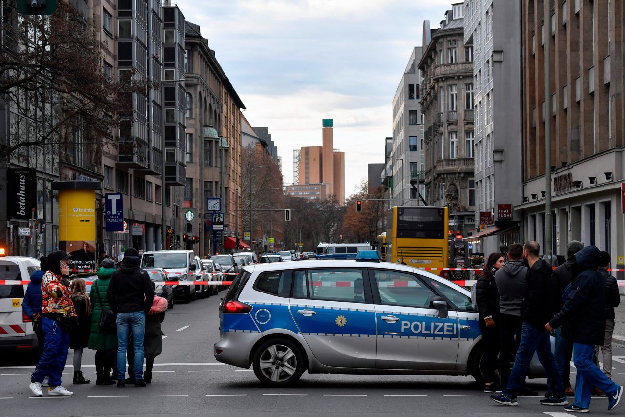 De politie van Berlijn aan het werk bij een ander onderzoek.