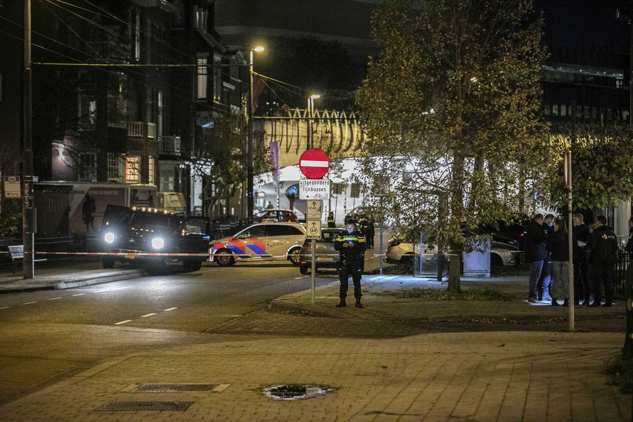 Hulpdiensten bij de auto in Arnhem waar vrijdag een dode man in werd gevonden.