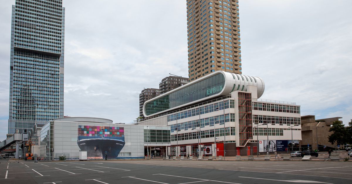 Raad van toezicht van het Nederlands Fotomuseum wacht de klacht van oud-directeur Donker niet af en deelt onderzoeksresultaten