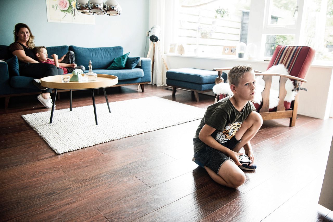 Jesper van Veen (8) speelt Fortnite op de Xbox in de woonkamer, thuis in Alkmaar.