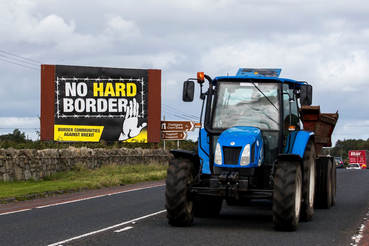 Een tractor in Ravensdale, vlak bij de grens tussen Ierland en Noord-Ierland.