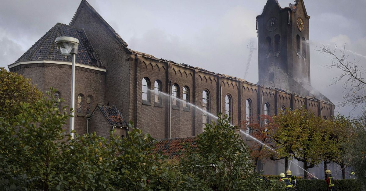 Brand verwoest kerk - NRC
