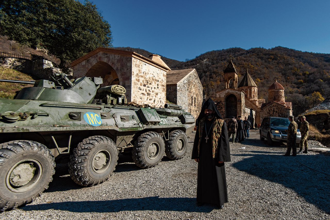 De Russische tank die voor het middeleeuwse klooster, diep in de besneeuwde bergen van Nagorno-Karabach staat geparkeerd.