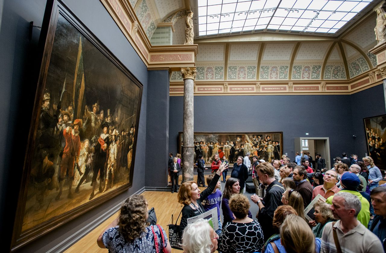 Drukte in het Rijksmuseum bij De Nachtwacht, het bekendste schilderij van Rembrandt.