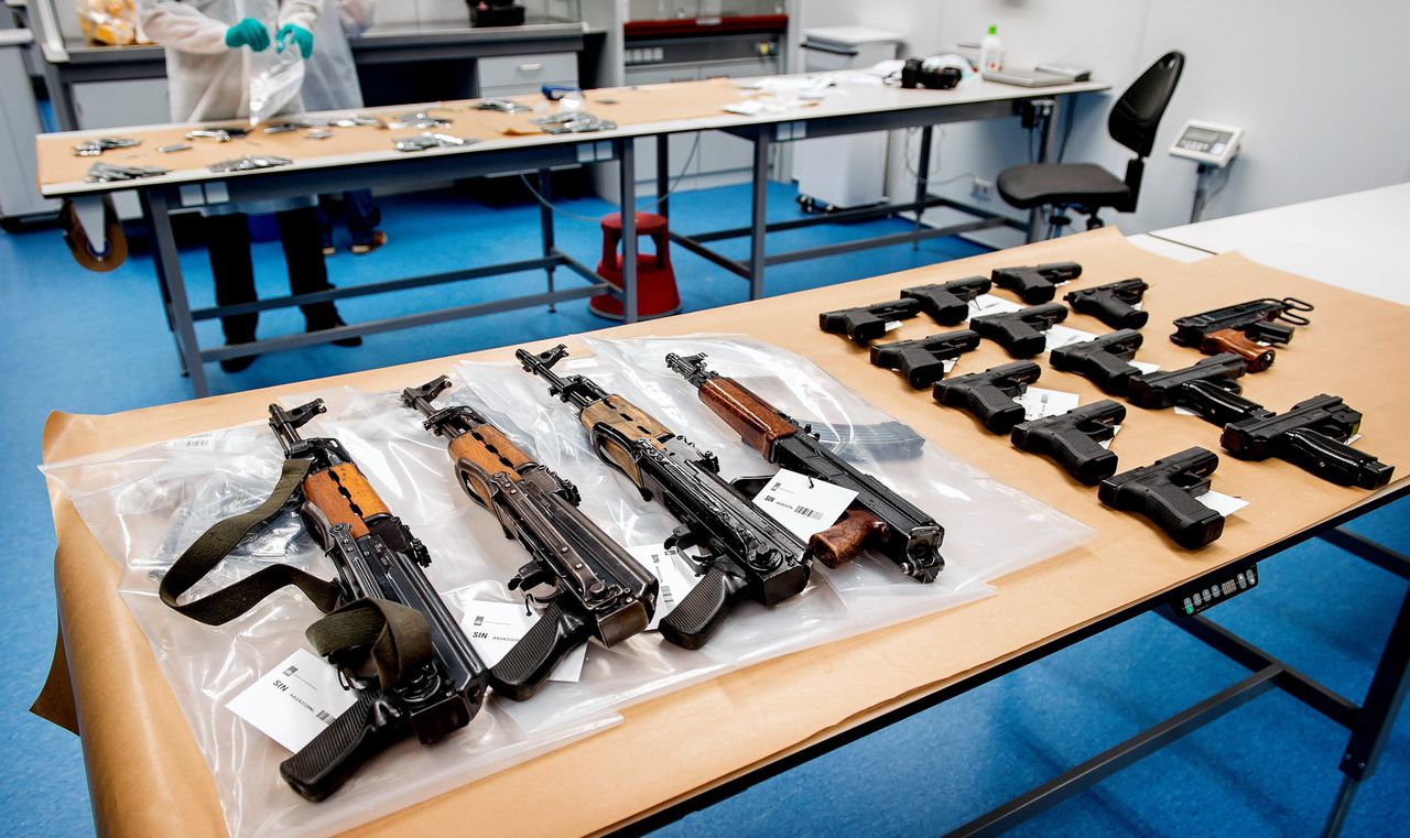 Vuurwapens die zijn gevonden tijdens de grootste wapenvondst ooit in Nederland, in juli 2015 in Nieuwegein.