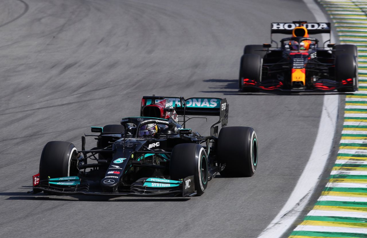 Hamilton gaat Verstappen voorbij en neemt de leiding in de wedstrijd over.