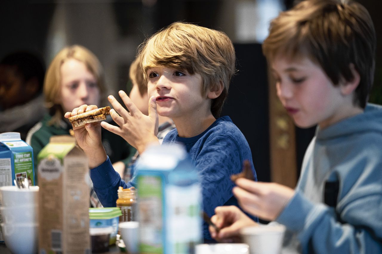 Schoolkinderen bij het Burgemeestersontbijt op het Amsterdamse gemeentehuis, waarbij het belang van een gezond ontbijt onder de aandacht wordt gebracht.