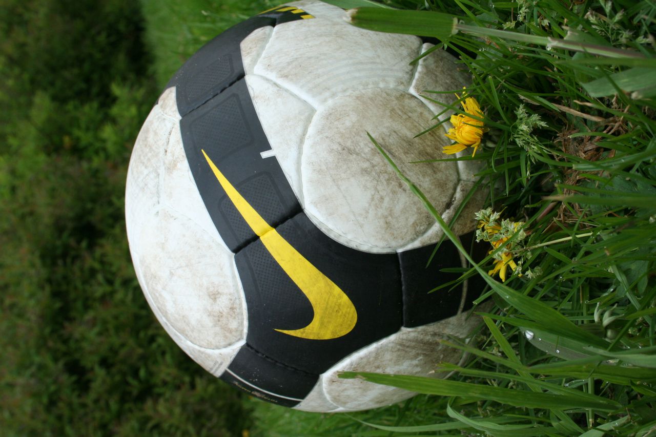 Nieuwe bal met microgaatjes en coating belandt buiten voetbalveld.