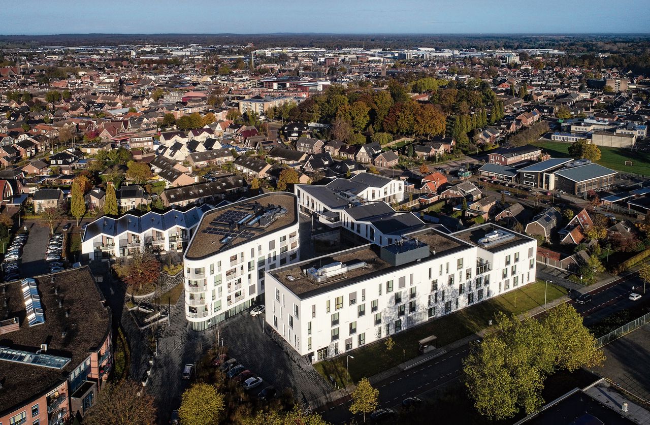 Woonzorgcomplex De Bolder in Rijssen-Holten (links) en de plek aan de rand van de Holterberg waar Stichting Olde Hove achttien appartementen wil bouwen.