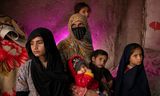 Een gezin dat onlangs uit Pakistan is gedeporteerd, heeft zich tijdelijk gevestigd in een buitenwijk van Jalalabad in het oosten van Afghanistan. Honderdduizenden Afghanen zijn gedwongen Pakistan te verlaten door de recente maatregelen tegen illegale buitenlanders, sommigen na tientallen jaren daar gewoond te hebben. Vrouwen en meisjes worden door deze gedwongen verplaatsing naar het land van de Taliban het zwaarst getroffen, kindhuwelijken komen veel voor.