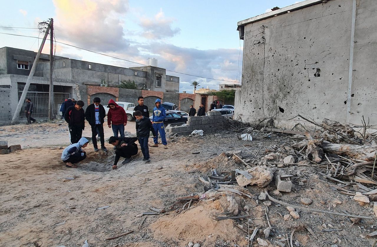 Libiërs nemen de schade op na een luchtbombardement in een buitenwijk van Tripoli vorig weekeinde.