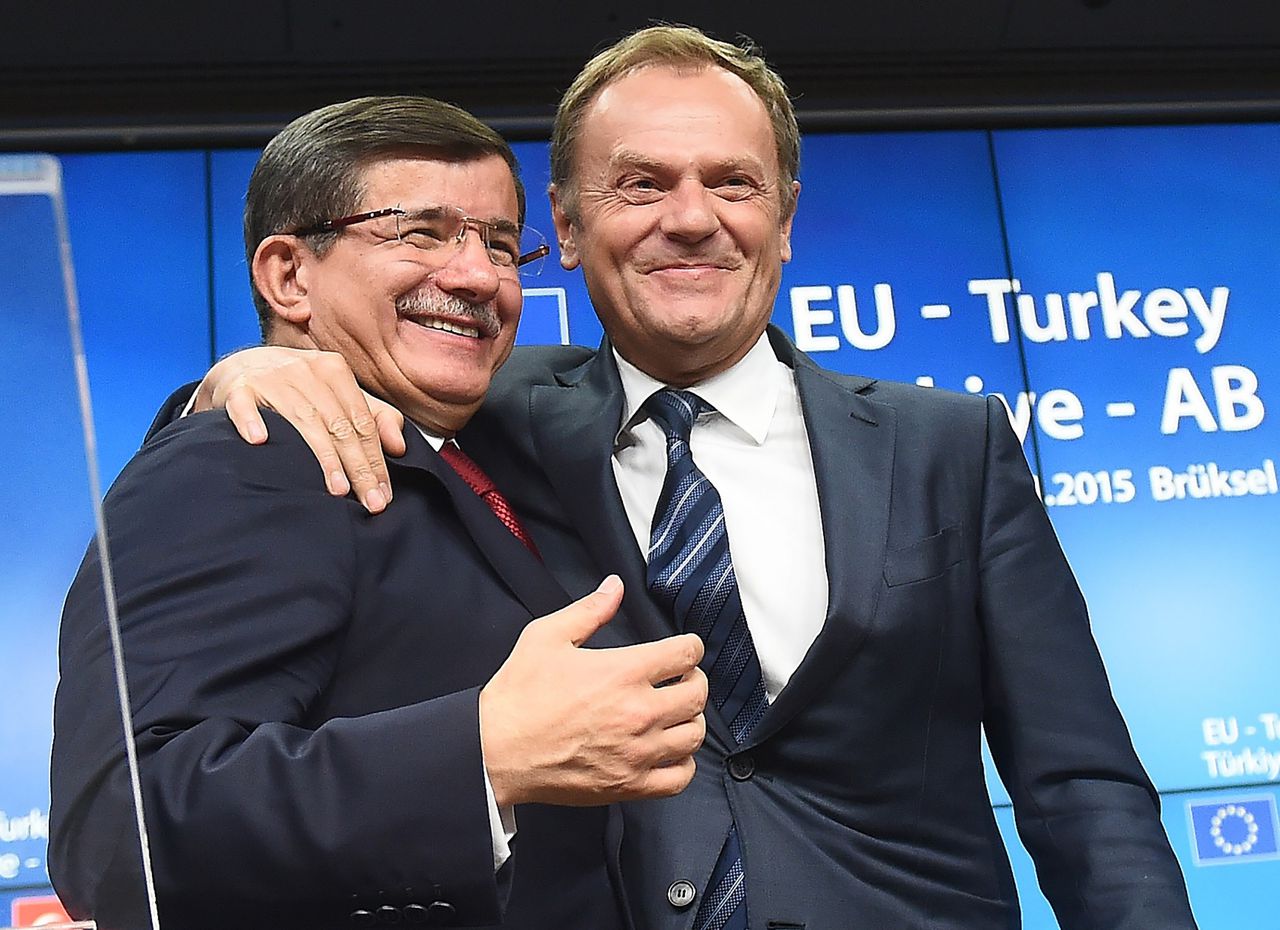 De Turkse premier Davutoglu met EU-'president' Donald Tusk. Foto Emmanuel Dunand / AFP