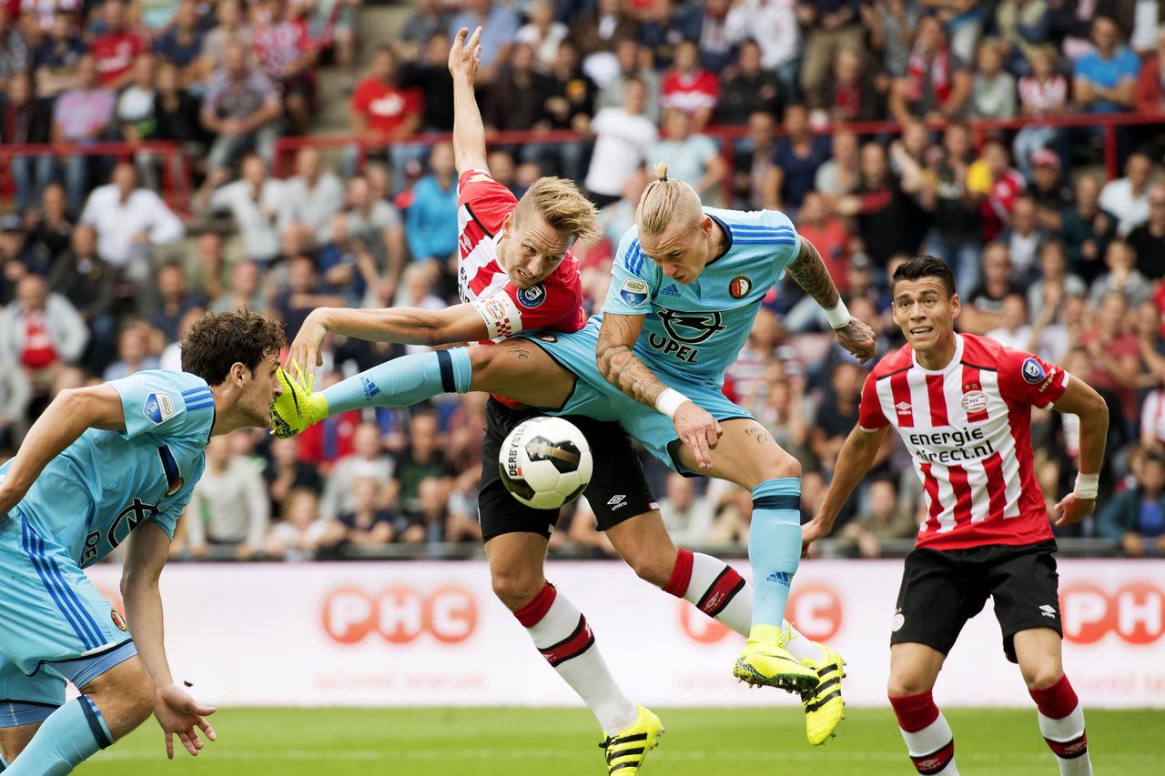 Duel tussen Luuk de Jong (midden, links) van PSV en Rick Karsdorp (midden, rechts) van Feyenoord