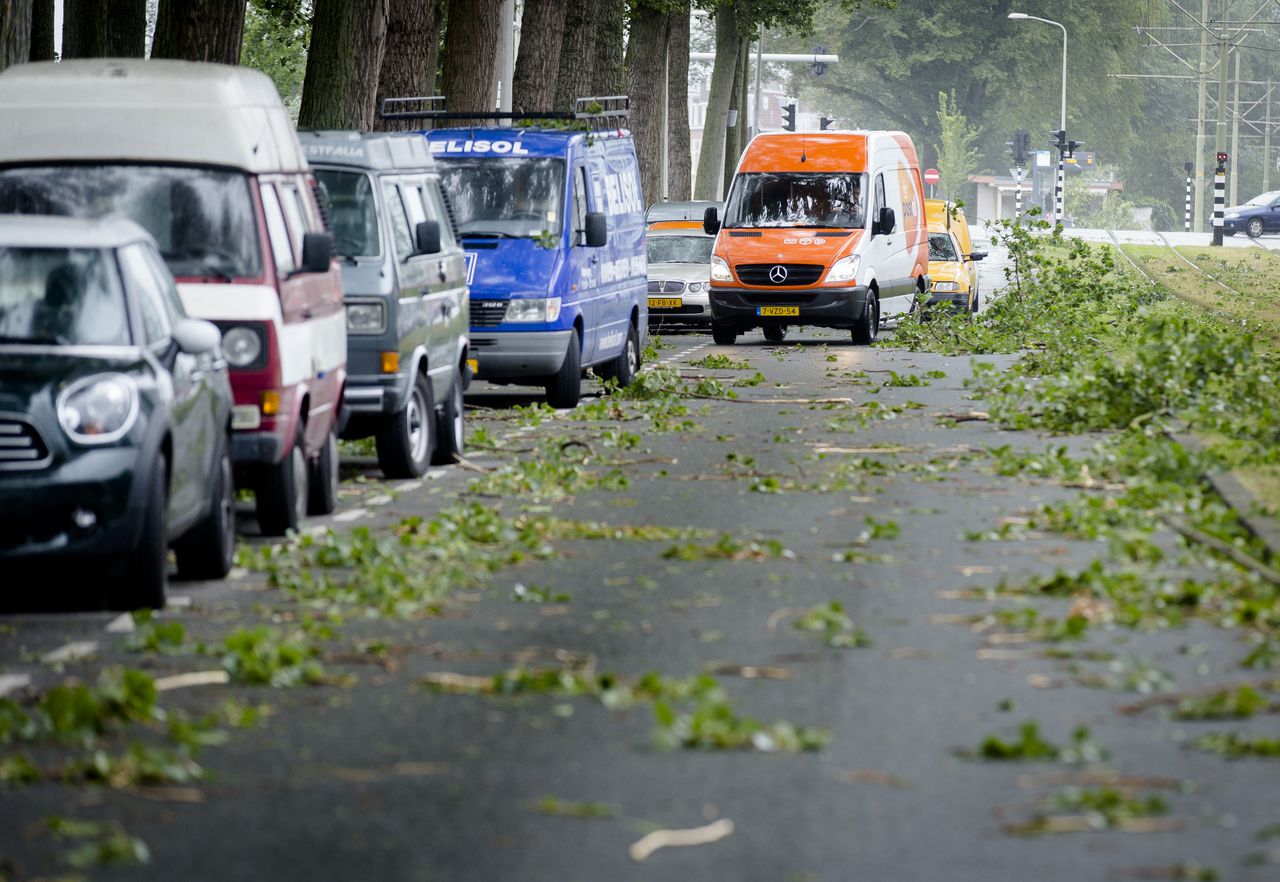 Dode en gewonden door noodweer - treinverkeer hervat - NRC
