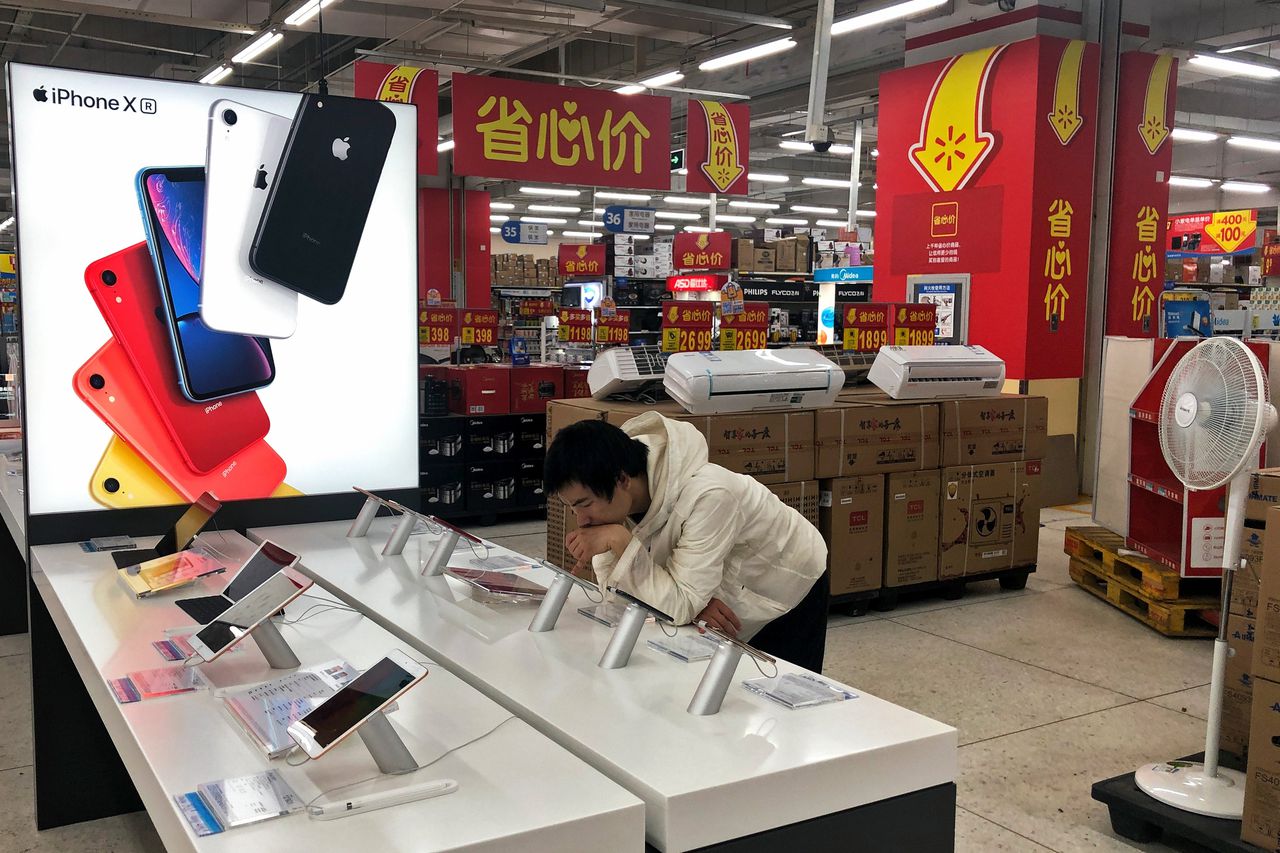 Een medewerker van de Everwin-fabriek in Dongguan, waar telefoons worden gemaakt, en dat getroffen kan worden door de handelsoorlog met de VS.