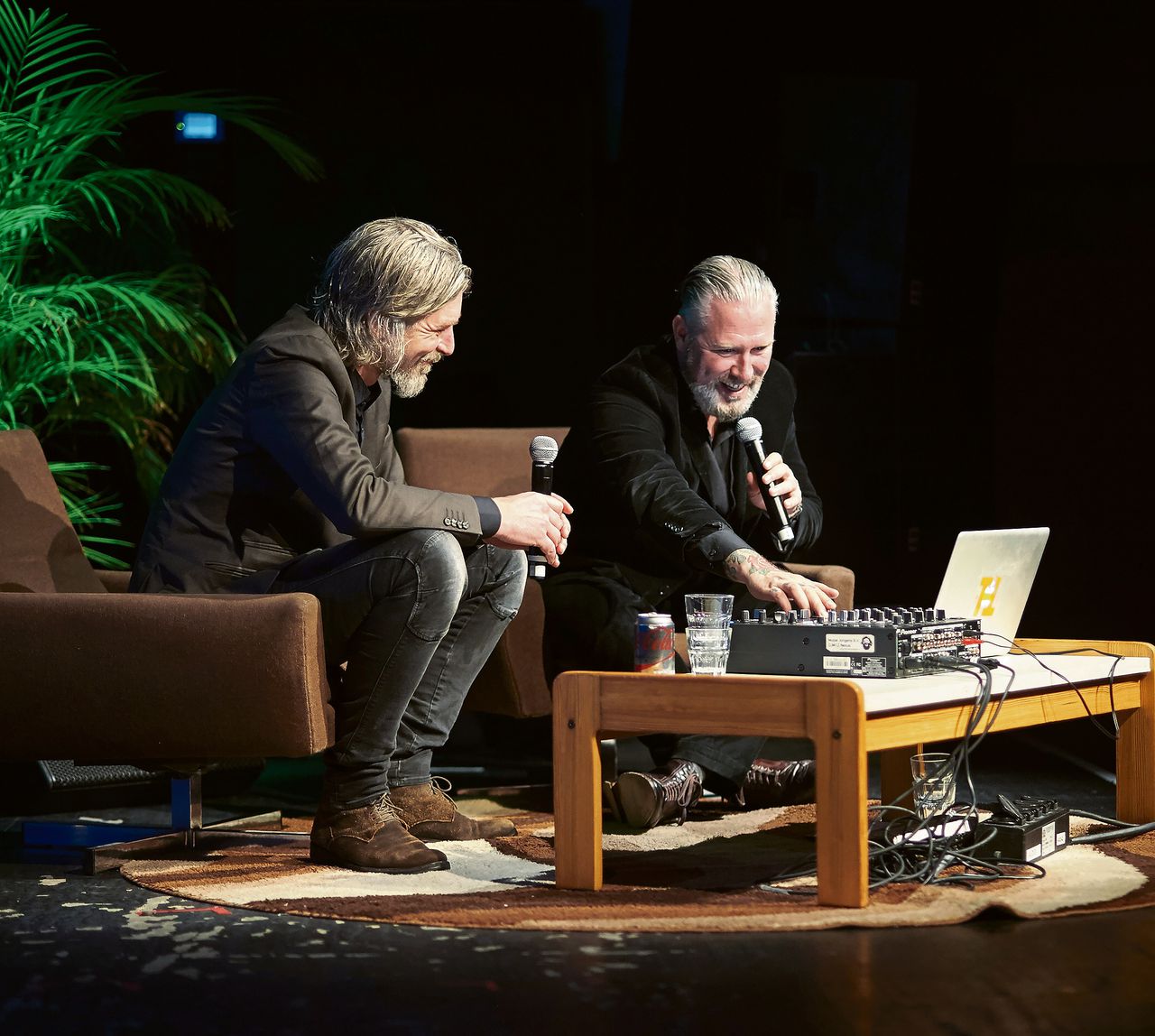 Voor 250 fans in de Amsterdamse poptempel Paradiso sprak Karl Ove Knausgård een hele avond over muziek.