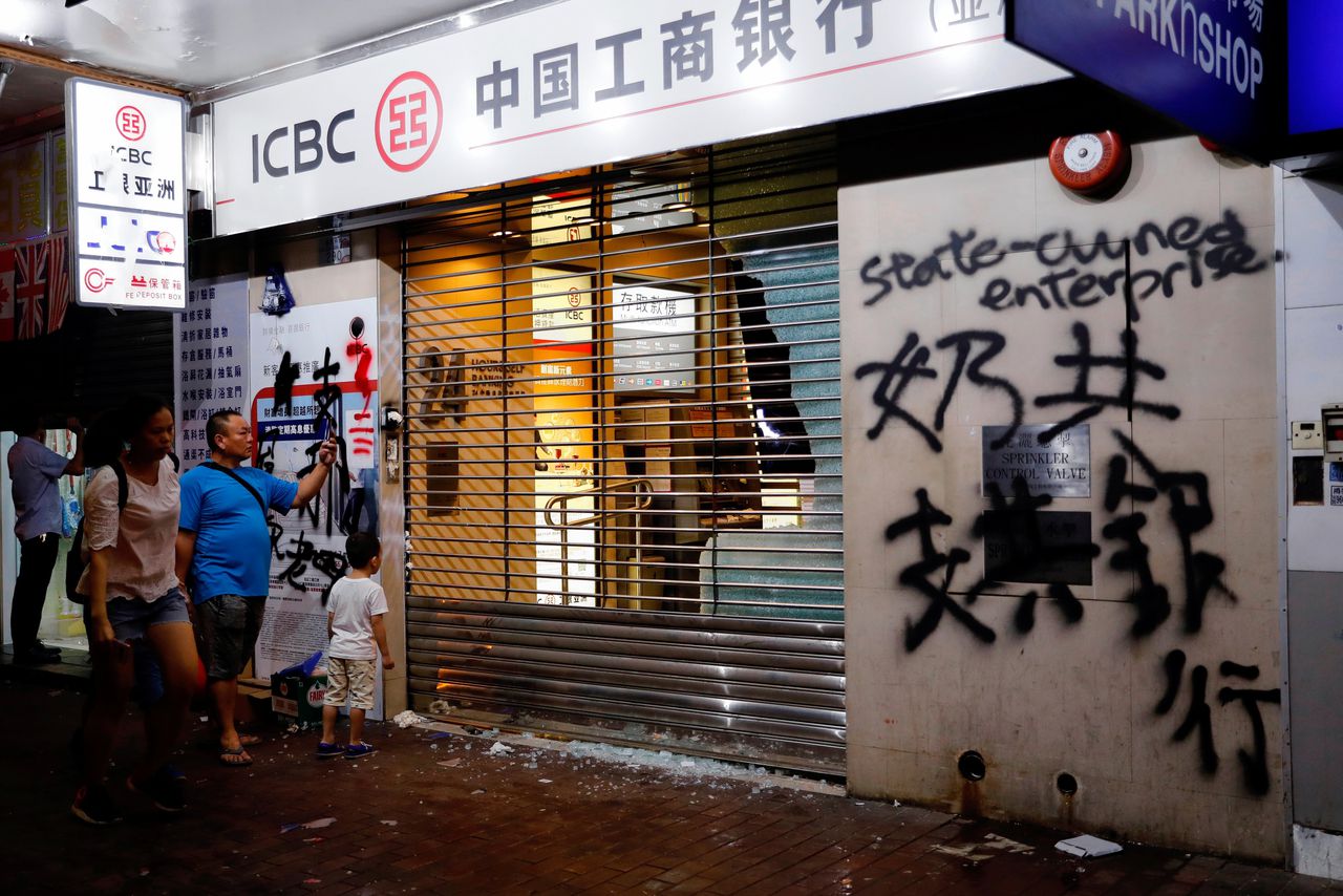 Een filiaal van de Industrial and Commercial Bank of China is beklad en beschadigd tijdens de protesten.