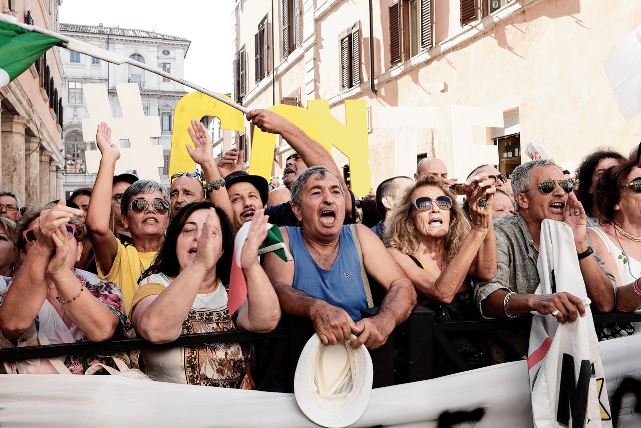 Aanhangers van de Vijfsterrenbeweging betuigen in Rome hun steun aan toenmalig premier Conte, augustus 2019.