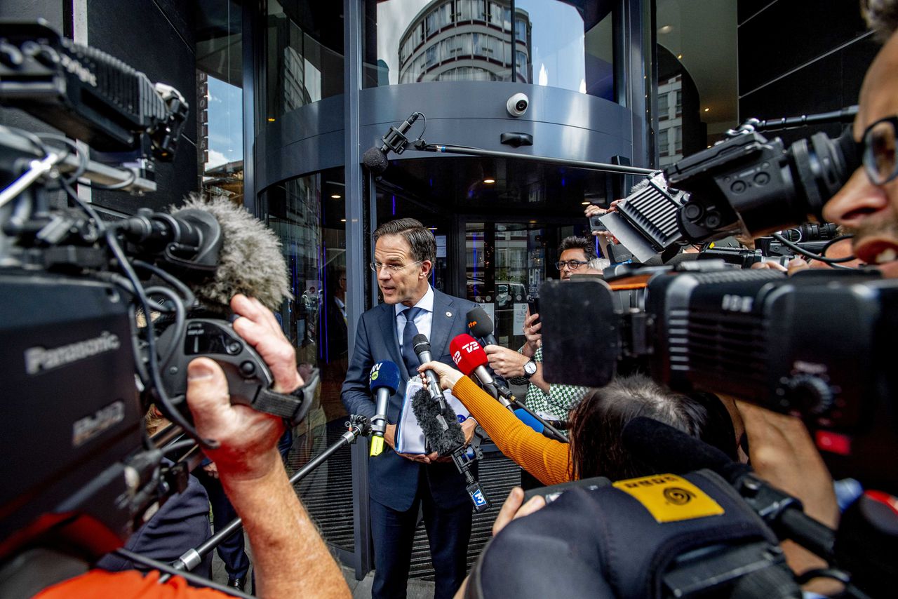 Premier Mark Rutte staat, voor zijn hotel, de pers te woord voorafgaand aan de hervatting van de Europese top over het coronanoodfonds.