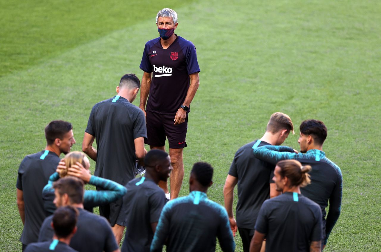 Trainer Quique Setién (boven) met de selectie van FC Barcelona tijdens een training vorige week.