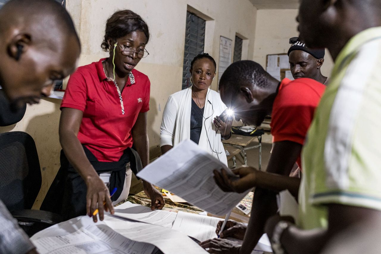 Oppositiekandidaat Faye gaat aan kop bij presidentiële verkiezingen in Senegal 